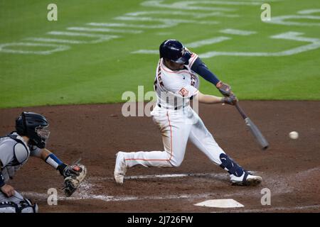 Houston Astros Center Fielder Chas McCormick (20) atteint le troisième repas contre les Seattle Mariners, mercredi 4 mai 2022, à Houston, Texas. TH Banque D'Images