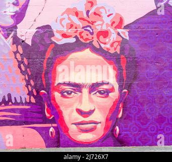 Murale du peintre et activiste mexicain Frida Kahlo, murale féministe Concepcion la unión hace la fuerza, sur le mur à Madrid, Espagne Banque D'Images