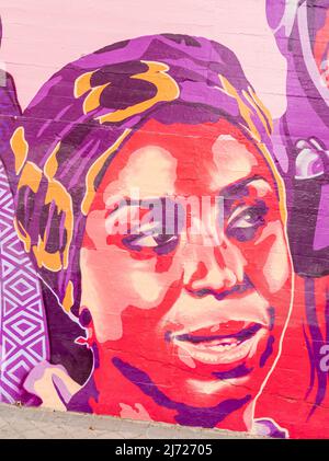 Fresque de l'écrivain nigérian Chimamanda Ngozi Adicihie, la fresque féministe Concepcion la unión hace la fuerza, sur le mur à Madrid, Espagne Banque D'Images