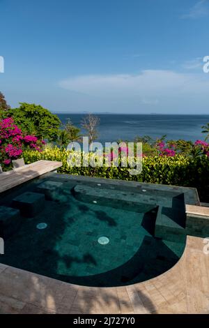 Villa dans les tropiques sur l'océan pacifique avec une piscine à débordement et vue sur la mer, Panama, Amérique centrale Banque D'Images