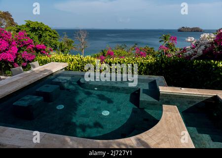 Villa dans les tropiques sur l'océan pacifique avec une piscine à débordement et vue sur la mer, Panama, Amérique centrale Banque D'Images