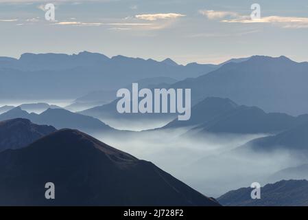 Vallée de Stura di Demonte, vue au-dessus du col de la rivière Fauniera, chaîne de montagnes des Alpes cottiennes, région du Piémont, Italie Banque D'Images