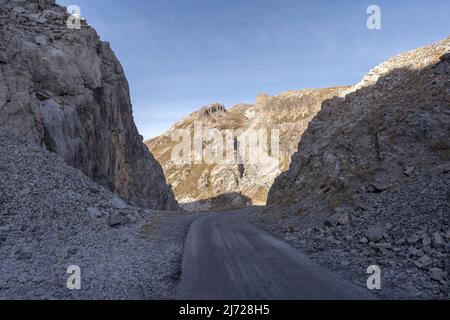 Col de montagne Colle Fauniera, chaîne de montagnes des Alpes cottiennes, région du Piémont, province de Cuneo, nord de l'Italie Banque D'Images