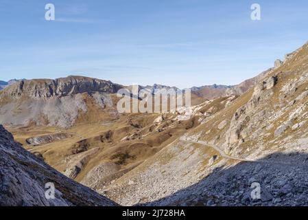 Vallée de Stura di Demonte, vue au-dessus du col de la rivière Fauniera, chaîne de montagnes des Alpes cottiennes, région du Piémont, Italie Banque D'Images