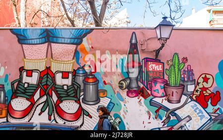 Pablo Herrero peintures murales - adolescents pieds neige, ballons aérosol peints sur Calle del Dr. Fourquet, Lavapies, Madrid, Espagne Banque D'Images