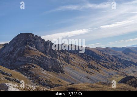 Vallée de Stura di Demonte, vue au-dessus du col de la rivière Fauniera, chaîne de montagnes des Alpes cottiennes, région du Piémont, Italie Banque D'Images