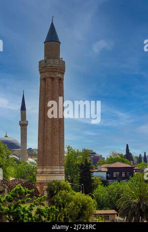 minarets de mosquées dans tout le ciel bleu. vue sur la ville avec minarets de mosquées, arbres verts ou ciel bleu ouvert ensemble. Banque D'Images