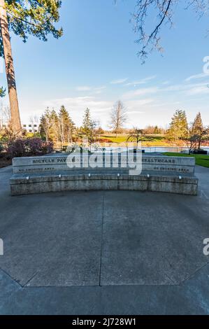 Pavillon de vélo derrière la bibliothèque publique Hillsboro Brookwood, près du parc Duck Pond à Hillsboro, Oregon Banque D'Images