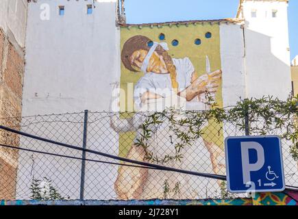 Grande fresque féministe avec femme gagée sur ses genoux par artiste espagnol sur le mur à Malasana, Madrid, Espagne Banque D'Images