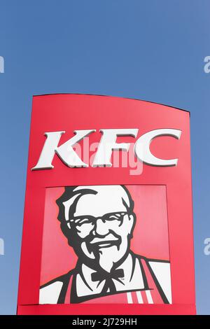 Grenoble, France - 24 juin 2017 : logo KFC sur un panneau. KFC est une chaîne de restauration rapide spécialisée dans le poulet frit Banque D'Images