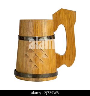 tasse à bière en bois isolée sur fond blanc Banque D'Images