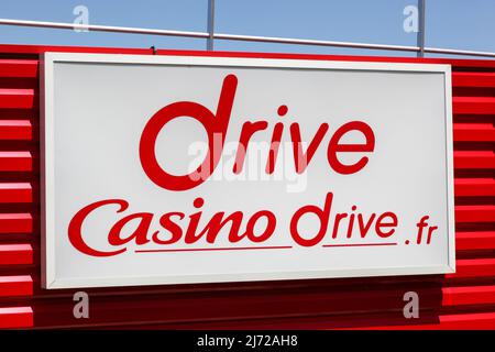 Saint Etienne, France - 21 juin 2020 : logo du Casino sur un mur. Casino est une chaîne d'hypermarchés française basée à Saint Etienne, France Banque D'Images