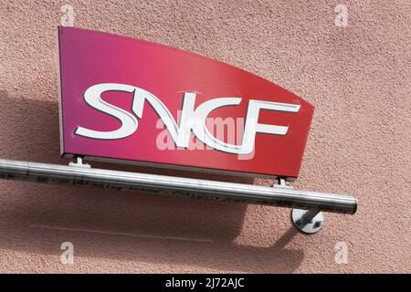 Creches, France - 22 septembre 2020 : logo SNCF sur un mur. La SNCF est la société nationale des chemins de fer français en France Banque D'Images