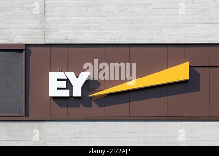 Kolding, Danemark - 16 août 2020 : Ernst & Young, également appelé EY, est l'une des plus grandes entreprises de services professionnels au monde Banque D'Images