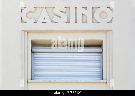 Saint Etienne, France - 21 juin 2020 : panneau rétro du Casino sur un mur. Casino est un groupe de vente au détail français de masse fondé le 2 août 1898 Banque D'Images