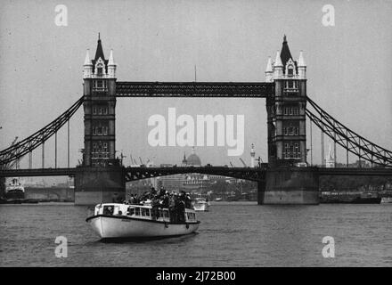 Ouverture du service de bus de la Tamise - 'bus flottant' le 'Oganic' le premier bateau-bus sur le nouveau service de la Tamise, commence son voyage sur la rivière avec une charge de passagers. Le Tower Bridge de Londres est en arrière-plan. Le nouveau service expérimental de bus-eau Thames de Londres a été ouvert lors d'une cérémonie qui a eu lieu à la star du film Charing Cross Pier Patricia Roc était présente et a reçu le premier billet émis pour ce nouveau service. Les Londoniens pourront voyager de Putney à Greenwich pour le coût nominal de 2/3D appeler à plusieurs autres pières sur le trajet jusqu'à la rivière. 27 juillet 1948. (Photo de Reuterphoto). Banque D'Images