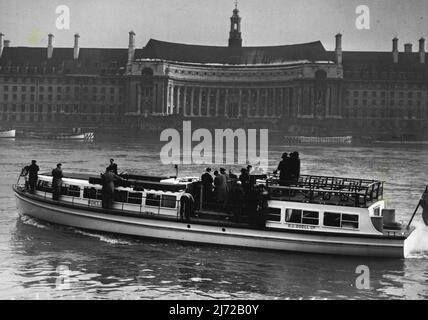 « Water bus » sur la Tamise - le premier des nouveaux « Water-bus » de la Tamise emmène une fête de députés pour un voyage sur la rivière, après leur inspection de l'artisanat à Westminster Pier. Dans la photo Country Hall peut abeille vu dans l'arrière-plan. À la suite d'un rapport d'un comité nommé par le ministre des Transports, le député de l'honorable Alfred Barnes, chargé d'examiner les possibilités de l'exploitation expérimentale de services réguliers de transport de passagers sur la Tamise, un service d'autobus sera inauguré au début de l'été. Les bateaux à utiliser ont été construits à l'origine pour être utilisés sur la Tamise Banque D'Images