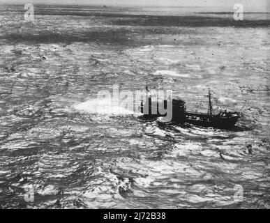 L'un des quatre grands bateaux de pêche - présumé japonais - aujourd'hui de notre côte Nord-Ouest. Première photo à atteindre Perth, elle montre le navire à l'ancre à environ 45 milles à l'ouest-nord-ouest de North-West Cape. Samedi dernier, les navires ont été aperçus pour la première fois par des passagers et l'équipage d'un bateau le Charon. Un représentant du ministère de la Marine a conféré avec le maître du navire à son arrivée un Fremantle et le même jour, un népalais de Pearce a survolé la côte et a vu les navires. 11 mars 1954. Banque D'Images