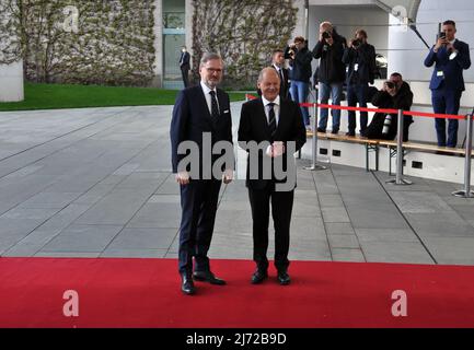Le chancelier allemand OLAF Scholz, à droite, accueille le Premier ministre de la République tchèque Petr Fiala pour une réunion à Berlin, en Allemagne, le 5 mai 2022. (CTK photo/Ales Zapotocky) Banque D'Images