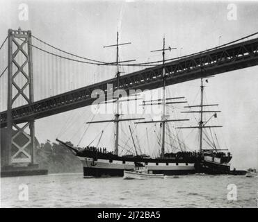 De par le passé -- l'ancien Balclutha, la des voiliers à voiles à la place qui transportait du blé et des épices autour de Cape Horn, est déplacé par des remorqueurs sous la baie de San Francisco-Oakland, son dernier lieu de repos d'un chantier naval d'Alameda où il a été réaménagé. L'ancien navire sera relié à un quai sur le célèbre cadero de l'ambassade de San Francisco en tant que musée maritime public. Le Baclutha a été construit à Glasgow, en Écosse, en 1886. 20 juillet 1955. (Photo par AP Wirephoto). Banque D'Images