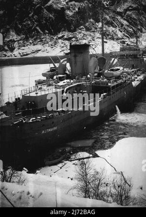 Brilliant Seamateling a aidé à battre 'Altmark' - le navire de prison allemand 'Altmark' s'est échoué à Josing Fjord, en Norvège, la voie d'eau étroite dans laquelle H.M.S. 'Cossack' a été mis en place par des marins brillants à côté du navire nazi afin qu'une partie d'embarquement puisse libérer les 300 marins britanniques détenus captifs dans des conditions intolérables à bord de l'Altmark. Quand cette photo a été faite, le 'Altmark' était encore en agrde dans la même position que la nuit de la bataille. 26 février 1940. Banque D'Images