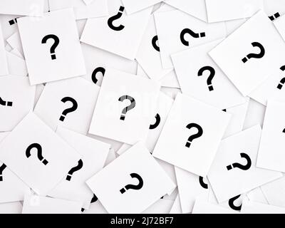 Beaucoup de notes sur papier avec des points d'interrogation. Noir et blanc. Plein format Banque D'Images