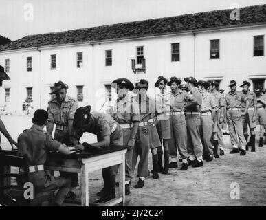 Après avoir fait du bénévolat à la semaine et pour le service opérationnel en Corée, ces hommes du 3 Bataillon, Royal Australian Regiment, au Japon, ont attendu leur tour pour s'inscrire. 2 août 1950. (Photo de la Section des relations publiques, QG BCOF Japon). Banque D'Images