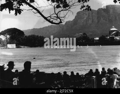 Une vue sur le terrain de cricket de Newlands, le Cap, depuis l'extrémité de Kelvin Grove, avec la montagne et la brasserie familière à l'arrière-plan. 23 novembre 1949. (Photo de African Press Features). Banque D'Images