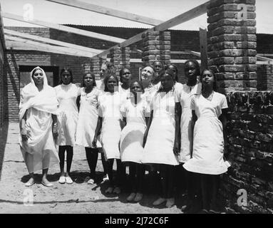 Les filles soudanaises train pour être enseignants. Ils apprennent dans les salles de classe de Grass Hut jusqu'à ce que le New College soit prêt. Les filles visitent la nouvelle école pour voir ce que les progrès sont des hommes. Ils sont accompagnés de Mlle Jay (au centre), une des équipes anglaises, originaire d'Orford dans le Suffolk. 14 mai 1953. (Photo du Bureau central d'information). Banque D'Images