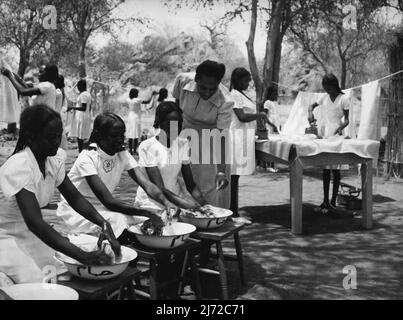 Les filles soudanaises train pour être enseignants. Ils apprennent dans les salles de classe de Grass Hut jusqu'à ce que le New College soit prêt. Chaque fille a son propre lavabo marqué de son propre nom. 14 mai 1953. (Photo du Bureau central d'information). Banque D'Images