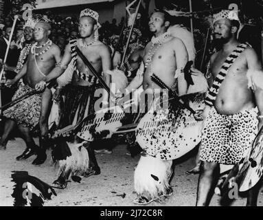 Le chef de Paramount Zulu récompense Tshaka -- Cyprian Kabhekuzulu (deuxième) du chef de tous les Zoulus est de droit Paramount montre ici dans les membres de la robe traditionnelle de la famille royale lors des cérémonies tribales rituelles au tombeau de Tshaka. Fondateur de la nation Zulu, septembre 23 à Stanger, Natal, site du Kraal de Tshaka. C'était l'une des rares occasions où le chef a abandonné la tenue de l'Ouest. Au cours des cérémonies, un monument en marbre de Tshaka a été dévoilé. 1 octobre 1954. (Photo par photo de presse associée). Banque D'Images