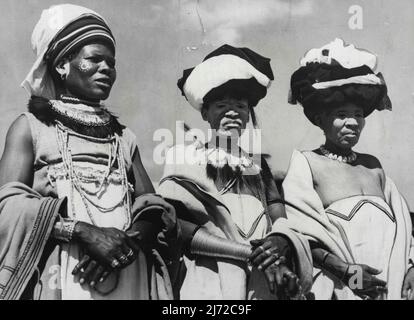 Le Royal Tour Fashion Note de l'Afrique du Sud ces trois femmes indigènes pittoresques en robe cérémoniale complète étaient parmi les milliers de autochtones qui ont démontré leur loyauté au Roi lorsque la famille royale a rendu visite à la ville natale de New Brighton à Port Elizabeth, province du Cap, Afrique du Sud. 08 mars 1947. Banque D'Images