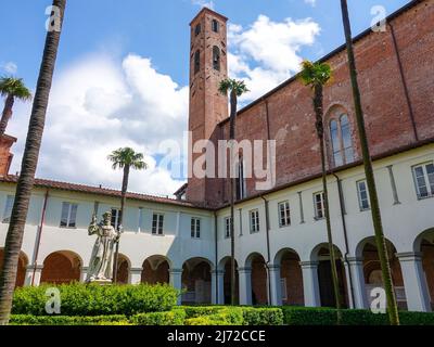 Cour avec cloîtres, dans l'ancien San Francesco, S. Francis, monastère, Lucques, Toscane, Italie. Banque D'Images