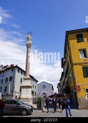 Statue de la Madonna de Stellario sur une colonne, par le sculpteur Giovanni Lazzoni, via del Fosso, en face de la Piazza San Francesco, Lucca, Italie. Banque D'Images