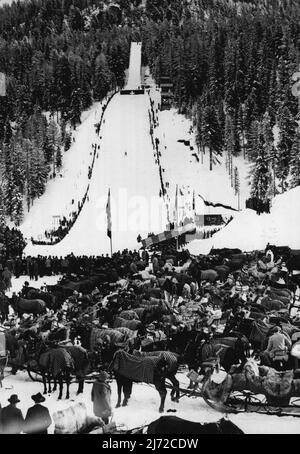 Saut à ski à Saint-Moritz -- Vue générale du grand concours de saut à ski en cours sur le Leap Olympia, Saint-Moritz, le 26 décembre, montrant le parc de traîneau bondé en premier plan. 28 décembre 1933. (Photo de la presse associée). Banque D'Images