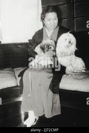 Le retour est attendu. Mme Matsui, épouse du général Iwane Matsui, ancien commandant des troupes japonaises en Chine centrale, est très ravie de la nouvelle du retour triomphant de son mari. 24 février 1938. (Photo par Domei News photos Service). Banque D'Images