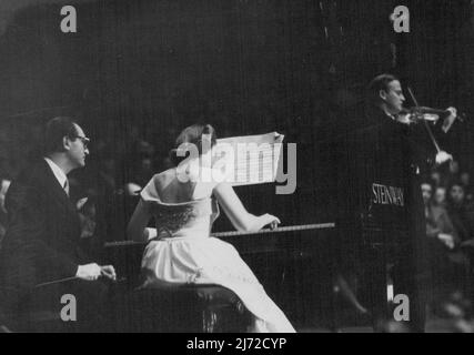 Menuhins à l'Albert Hall -- Hephzibah Menuhin accompagne son frère, le violoniste mondialement connu Yehudi Menuhin à l'Albert Hall hier soir. ***** , Le violoniste de renommée mondiale, accompagné au piano par sa sœur Hephzibah, donne un concert à l'Albert Hall, Londres, dans une maison pochée hier soir. 1,4.47. 16 avril 1947. Banque D'Images