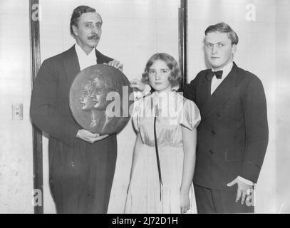 Menuhins donne une plaque après concert -- Ernest Schelling, chef des concerts pour enfants de la symphonie philharmonique de New York, est montré (à gauche) avec une plaque présentée à Hephzibah (centre) et Yahudi Menuhin, après leur concert à la mairie du 19 décembre. Hepzibah, qui est apparue comme pianiste pour son célèbre frère violoniste, a pratiquement volé le spectacle, ont dit les critiques. La plaque contient les apparences de Yehudi et de sa sœur de 14 ans. 20 décembre 1934. (Photo par photo de presse associée). Banque D'Images