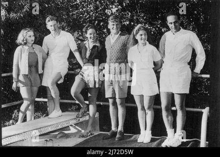 Une photo exclusive des trois Menuhin dont le mariage romantique a suscité la piscine mondiale sur le domaine Menuhin à Los Gatos, Californie. Yehudi Menuhin le violoniste de renommée mondiale, qui a été marié à Londres en mai dernier, revient donner deux concerts à Londres au printemps, et fera le tour des provinces. De gauche à droite, la sœur de Yehudi, Hephzibah (maintenant Mme Lindsay Nicholas), M. Lindsay Nicholas - (le mari d'Hepzibah), Nola, épouse de Yehudi Menuhin, sœur de Lindsay Nicholas), Menuhin, Yaltah ***** William Strix) soeur de ***** Mari M. Willam. 31 décembre 1938. Banque D'Images