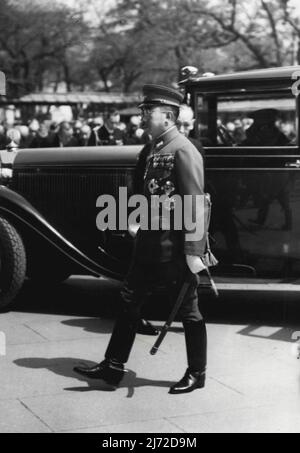 H.M l'empereur paie respecte.. H. M. l'Empereur a été pris ce matin au sanctuaire de Yasukuni comme étant respectueux des esprits des morts à la guerre, qui ont été consacrés récemment. 25 avril 1941. (Photo par le Service de photos de Domei News). Banque D'Images