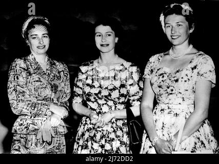 La Reine et ses cousins -- la Reine et ses cousins, la princesse Astrid (à droite) et la princesse Ragnhild, Mme Lorentzen, font une belle photo au Palais Royal d'Oslo, peu après l'arrivée du souverain britannique pour sa visite d'État en Norvège en three0day. Les deux princesses sont les filles du prince héritier Olav et les petites filles du roi Haakon VII, l'hôte de la reine. 25 juin 1955. (Photo de Reuterphoto). Banque D'Images