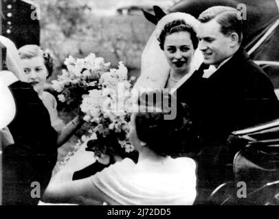 Fleurs pour la mariée -- la mariée et le marié en chariot ouvert quittent l'église après la cérémonie. Deux Bridesmaids présentent des bouquets à la mariée. La princesse Regnhild de Norvège, âgée de 22 ans, fille du prince héritier Olav de Norvège, s'est mariée ce soir le 15th mai à l'église Acker, à 15 km d'Oslo, à Erling Lorentzen, âgée de 30 ans, fils d'un navire norvégien. Parmi les nombreuses centaines d'invités au mariage, il y avait beaucoup de sang royal, parmi eux la princesse Margaret d'Angleterre. 15 mai 1953. (Photo par photo de presse associée). Banque D'Images