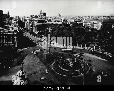 Vues espagnoles: La place Cibeles, Madrid -- vue aérienne de l'une des places centrales de la capitale espagnole. 20 septembre 1951. (Photo par Camera Press). Banque D'Images