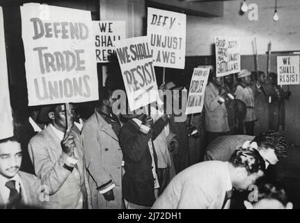 Les manifestants de résistance passive à Johannesburg -- « volontaires », avec leurs bannières proclamant la résistance aux lois de discrimination raciale et à l'action anti-syndicale; se réunissent à Anderson Street, Johannesburg, pour une marche de couvre-feu sur l'hôtel de ville. La marche s'inscrivait dans le cadre de la campagne de résistance passive menée par des non-Européens contre la ségrégation raciale dans l'Union. Selon un chef de campagne, plus de 2 000 personnes ont déjà été arrêtées. 29 septembre 1952. (Photo de Reuterphoto). Banque D'Images