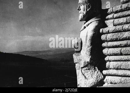 Voortrekker Memorial - Piet Retief, héros de Voortrekker, regarde le paysage de Pretoria. C'est l'une des quatre statues énormes des leaders Voortrekker aux Gorners du monument. L'Afrique du Sud dépense £50 000 personnes dans un immense amphithéâtre, qui compte 50 000 places, surplombant Pretoria, à la mémoire des Voortrekkers. Ce sont les pionniers hollandais qui se sont installés au Cap en 1652. Après que les Britanniques ont pris le cap, les Voortrakkers se sont dirigés vers le nord pour établir leur indépendance à l'intérieur. Le mémorial se dresse sur une colline qui domine un col par lequel les Hollandais ont conduit leurs wagons couverts dans le g. Banque D'Images