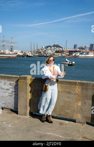 Jeune femme visitant Aquatic Park Pier à San Francisco | Tourisme Lifestyle Banque D'Images