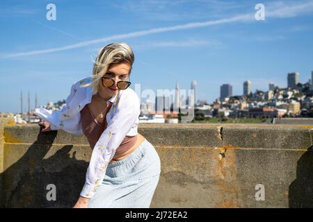 Jeune femme visitant Aquatic Park Pier à San Francisco | Tourisme Lifestyle Banque D'Images