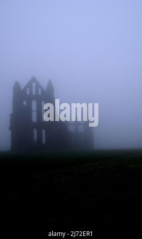 Abbaye de Whitby dans le brouillard, Whitby Banque D'Images