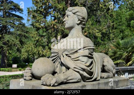 YALTA, CRIMÉE – 04 JUIN 2019 : statue du Sphinx près du palais Massandra Banque D'Images