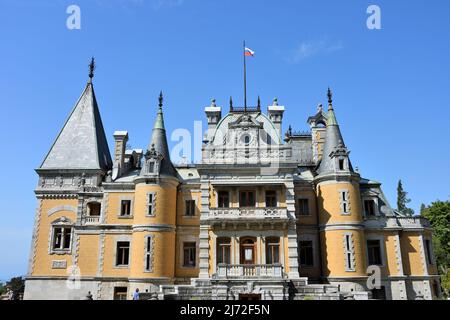 GASPRA, CRIMÉE – 04 JUIN 2019 : Palais Massandra le jour du printemps. Le palais Massandra de l'empereur Alexandre III est situé dans la haute Massandra sur le Sou Banque D'Images